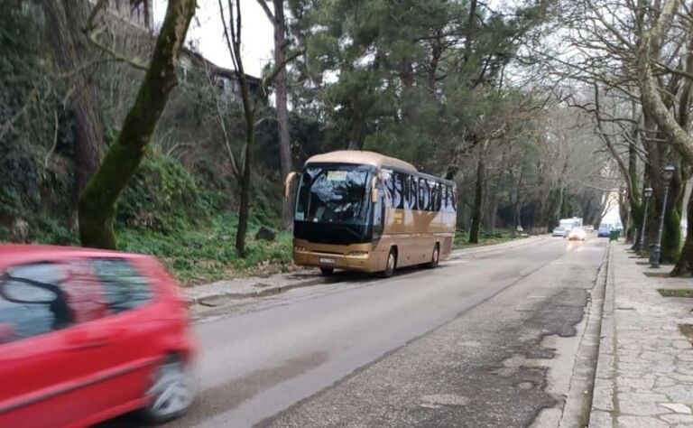 Στο πεζοδρόμιο με άδεια την παραλίμνιο..  