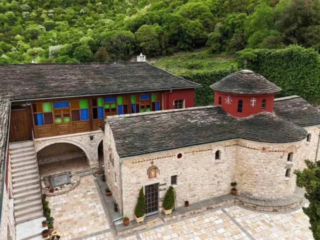 monastiri asprageloi