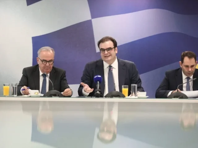 pierakakis oikonomia