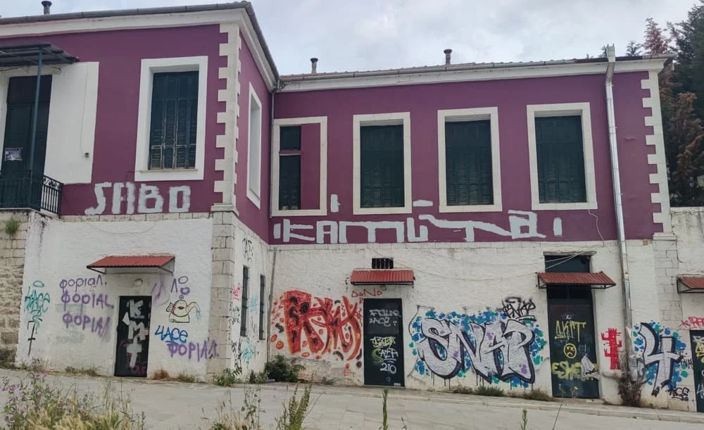 Ιωάννινα: Καθημερινότητα οι βανδαλισμοί σε δημόσια κτίρια και πάρκα 1 ktiria mountzoures