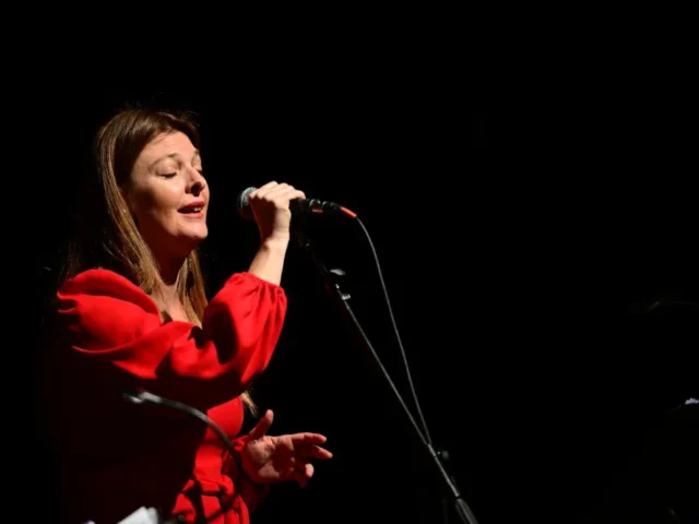 tragoudia tiw mesogeiou