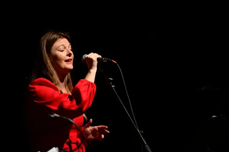 tragoudia tiw mesogeiou