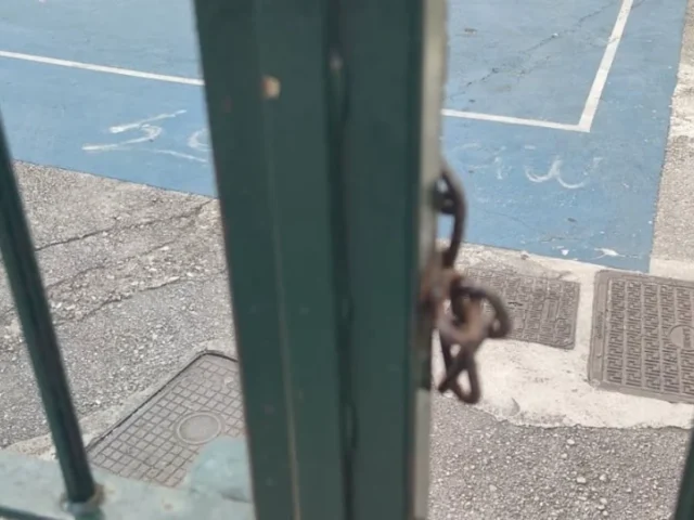 sxoliki auli kleidomeni