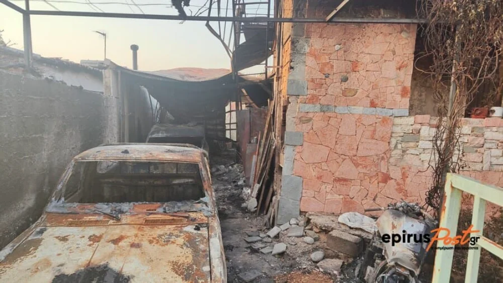 Στάχτες, απόγνωση και μυρωδιά καμένου γεμίζουν τα χωριά του Ζηρού 3 kamena ziros