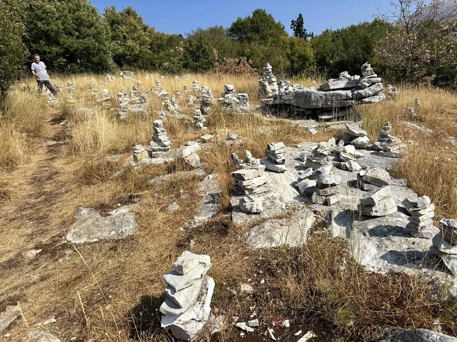 Ζαγόρι UNESCO: Πινακίδες και τουριστικά πυργάκια έγιναν στόχος βανδάλων 1 pirgakia