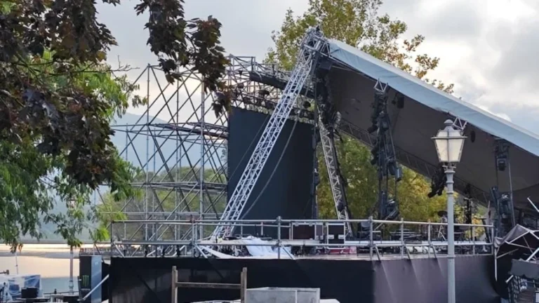 skini plateia mavili