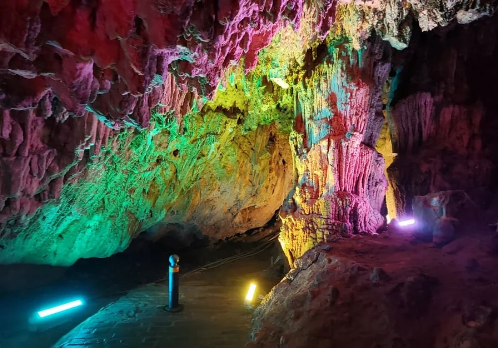 Επιχείρηση στο Σπήλαιο Περάματος χρειάστηκε να κάνει αυτή την φορά η Πυροσβεστική Υπηρεσία προκειμένου να μεταφέρει επισκέπτρια η οποία τραυματίστηκε. spilaio peramatos