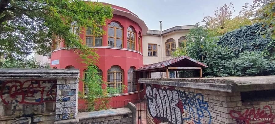 Νήπια με τα τζάμια πάνω από τα κεφάλια τους.. Τραγική κατάσταση στο 2ο Νηπιαγωγείο Ιωαννίνων 3 alsos nipiagogei