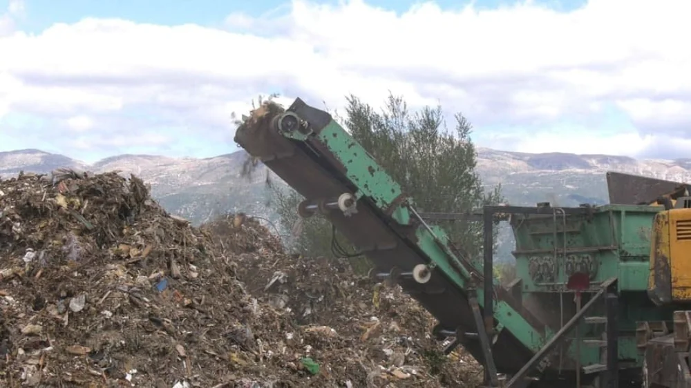 Εκτεθειμένοι Περιφέρεια και Δήμος… Συνεχίζεται η εναπόθεση και ο θρυμματισμός ογκωδών στο Κάτω Νεοχωρόπουλο 2 neoxoropoulo