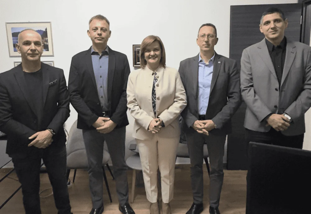 stratiotikoi kefala ()