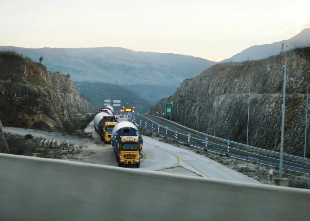 Ακινητοποιημένο… κομβόι με ανεμογεννήτριες! 1 komvoi