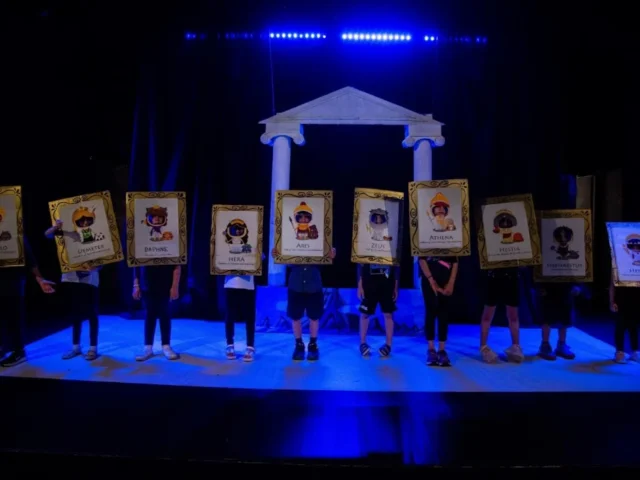 mia nixta sto mouseio