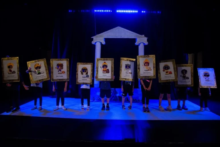 mia nixta sto mouseio