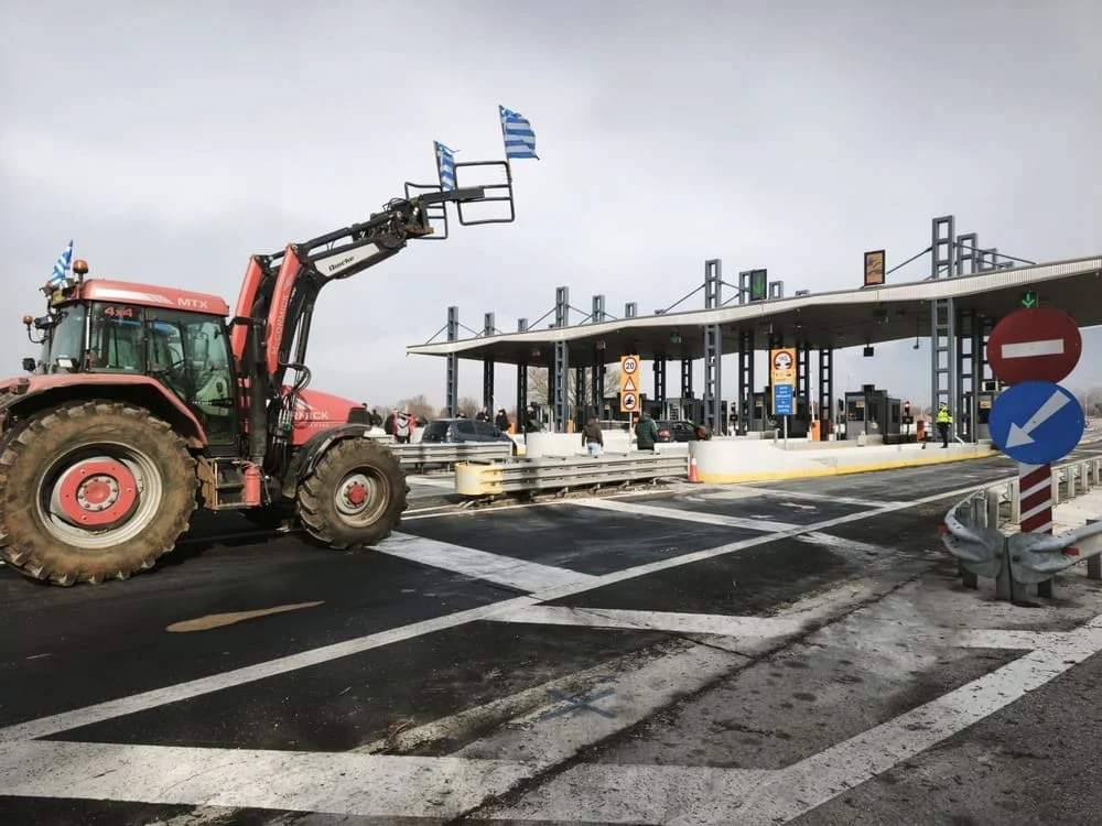 Αγρότες και κτηνοτρόφοι άνοιξαν τα διόδια Δροσοχωρίου στην Εγνατία Οδό – Διέλευση χωρίς αντίτιμο 3 mploko egnatia