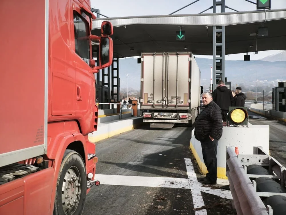 Αγρότες και κτηνοτρόφοι άνοιξαν τα διόδια Δροσοχωρίου στην Εγνατία Οδό – Διέλευση χωρίς αντίτιμο 2 mploko egnatia