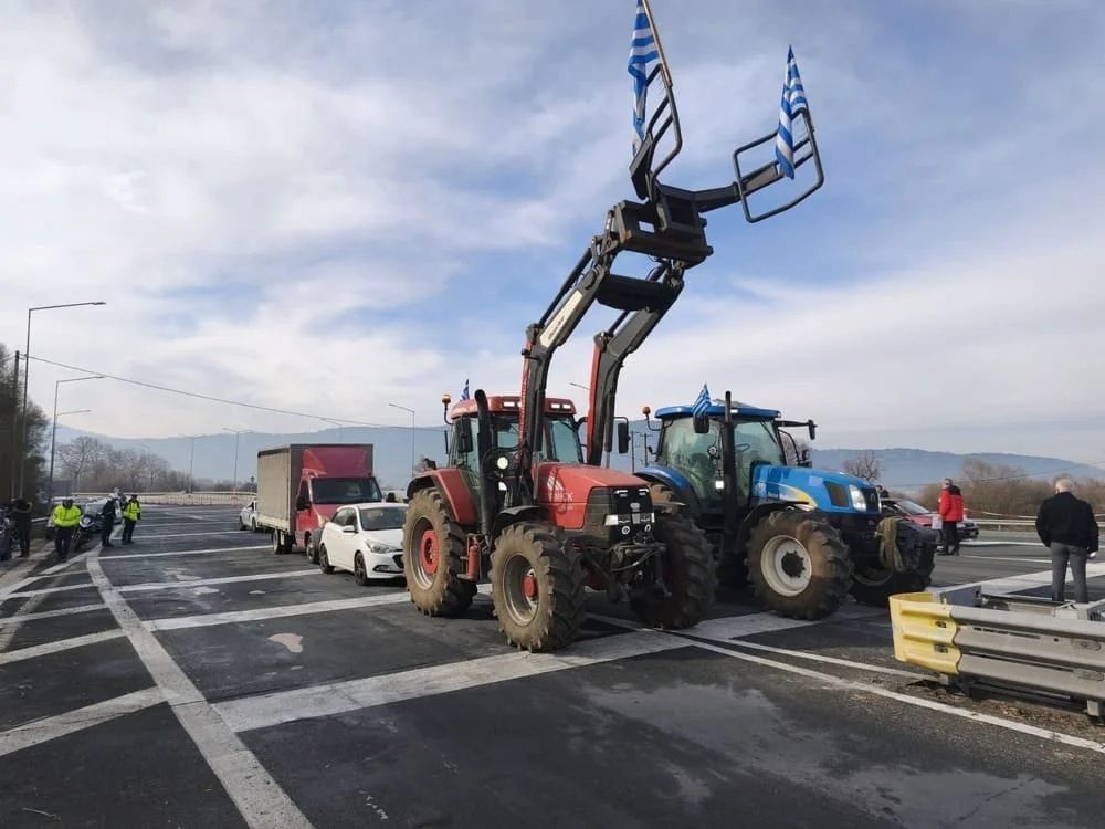 Αγρότες και κτηνοτρόφοι άνοιξαν τα διόδια Δροσοχωρίου στην Εγνατία Οδό – Διέλευση χωρίς αντίτιμο 1 mploko egnatia