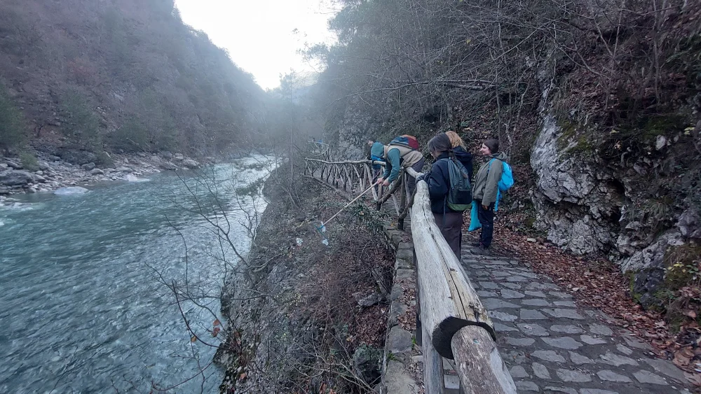Εθελοντές απομάκρυναν επικίνδυνα βράχια και καθάρισαν το μονοπάτι στη χαράδρα του Αώου 1 xaradr katarismos