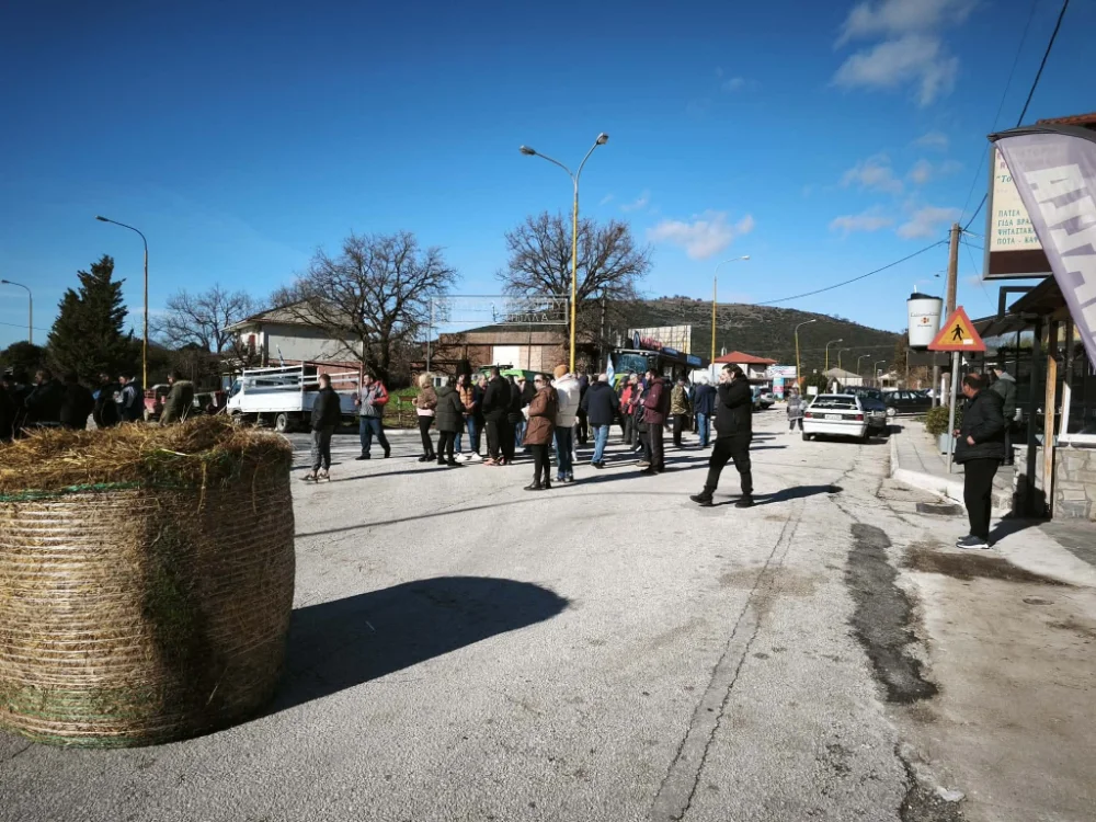 Με δέματα άχυρου και χόρτου ο αποκλεισμός στο Καλπάκι 1 agrotes kalpaki