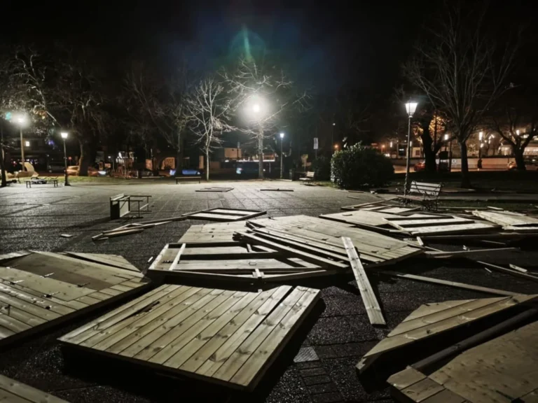 paralimnios spitakia