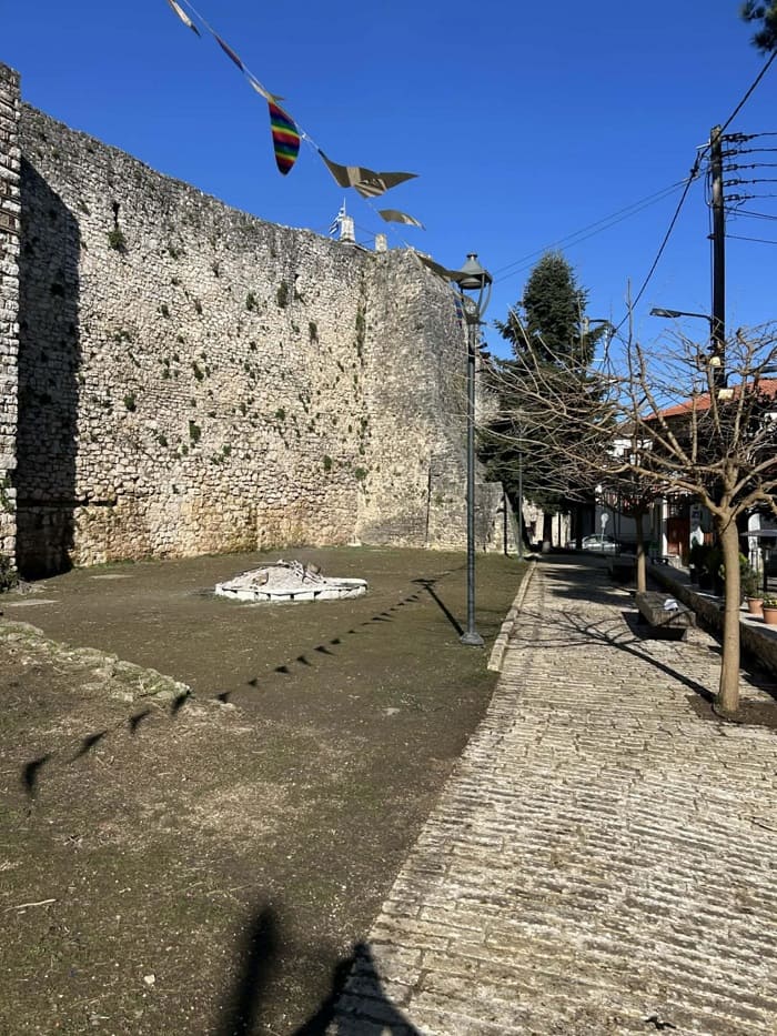 Όταν έσβησε η τζαμάλα στο Κάστρο, κάποιοι έμειναν πίσω για να καθαρίσουν 2 kastro kat