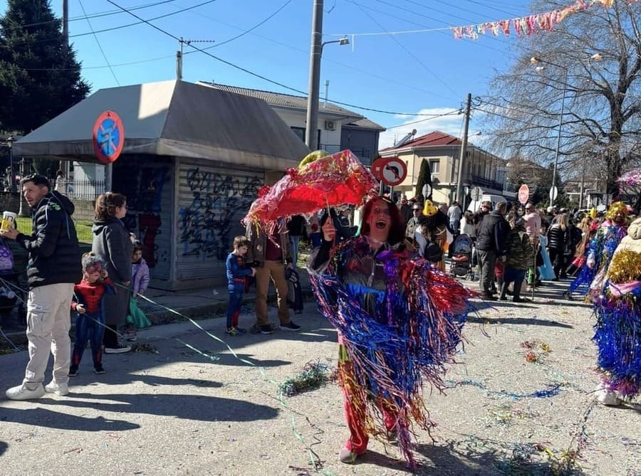 Ο Κατσικάς το έζησε! Κέφι, σάτιρα και πλήθος κόσμου στο καρναβάλι 1 katsika karnavali