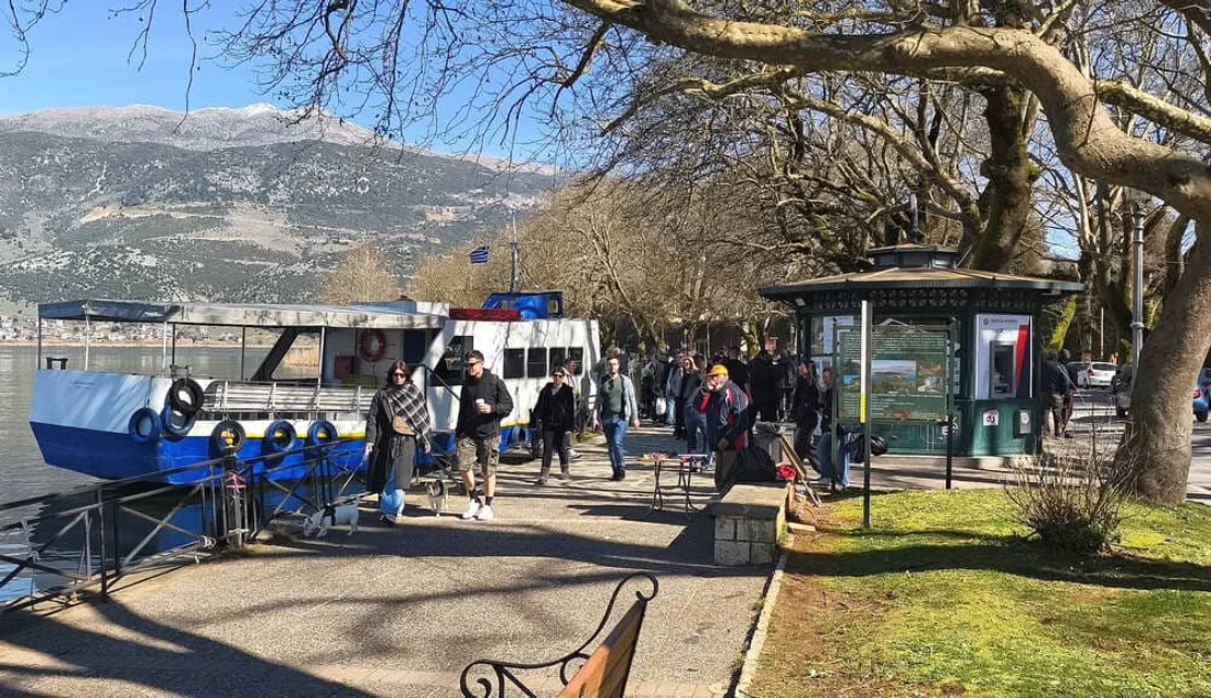 Πλήθος κόσμου στην παραλίμνιο και συνεχή δρομολόγια προς το Νησί 2 mavili