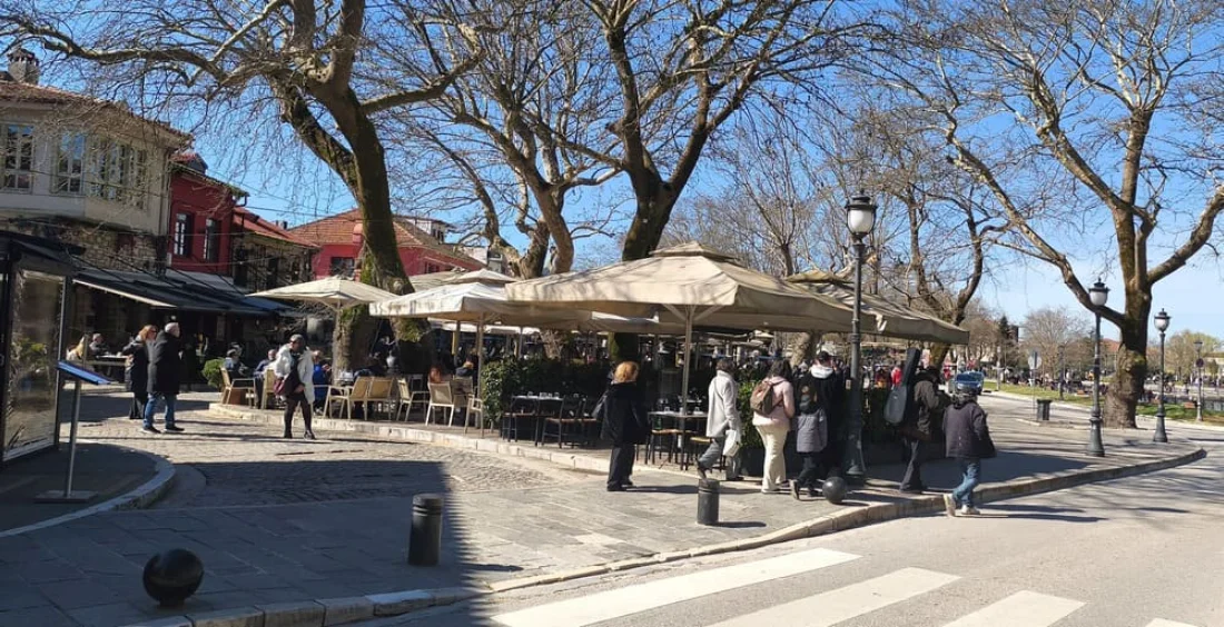 Πλήθος κόσμου στην παραλίμνιο και συνεχή δρομολόγια προς το Νησί 1 parlimnos