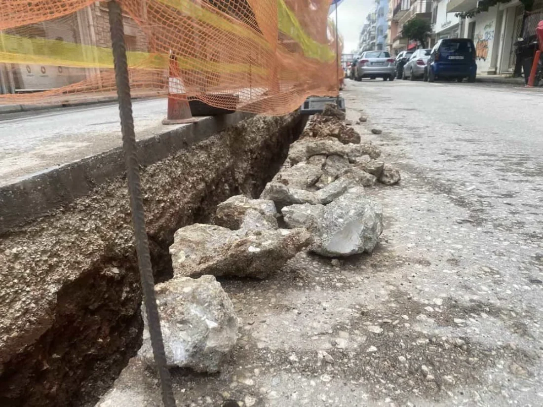 Σπύρου Λάμπρου: Μετά τις λακκούβες και οι.. ξεχασμένες πέτρες! 1 petres spirou lamprou