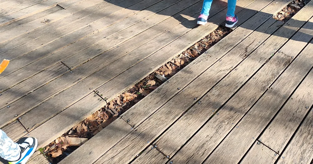 Φθορές και κίνδυνοι στην παραλίμνια παιδική χαρά του Πάρκου Κατσάρη 1 tampa toumpa