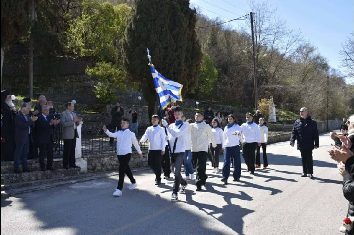Συγκίνηση στο Δελβινάκι – Μαθητές από την Αθήνα παρέλασαν δίπλα στους ακρίτες του Πωγωνίου 1 delvinaki parelasi