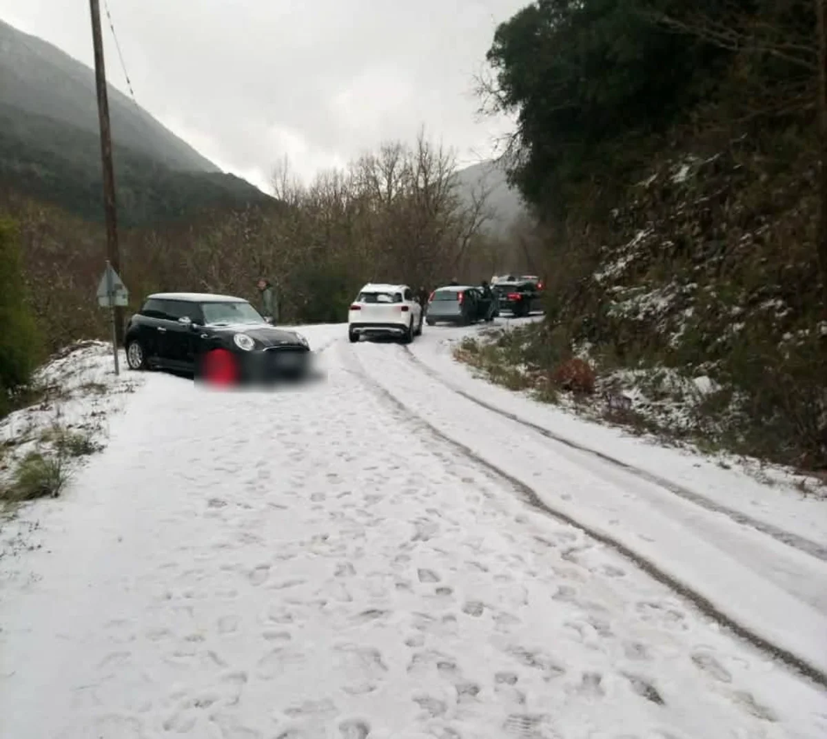 Άσπρισε το Πάπιγκο από το χαλάζι- «Εγκλωβισμοί» οδηγών και κίνηση αποχιονιστικών 1 papigko xalazi