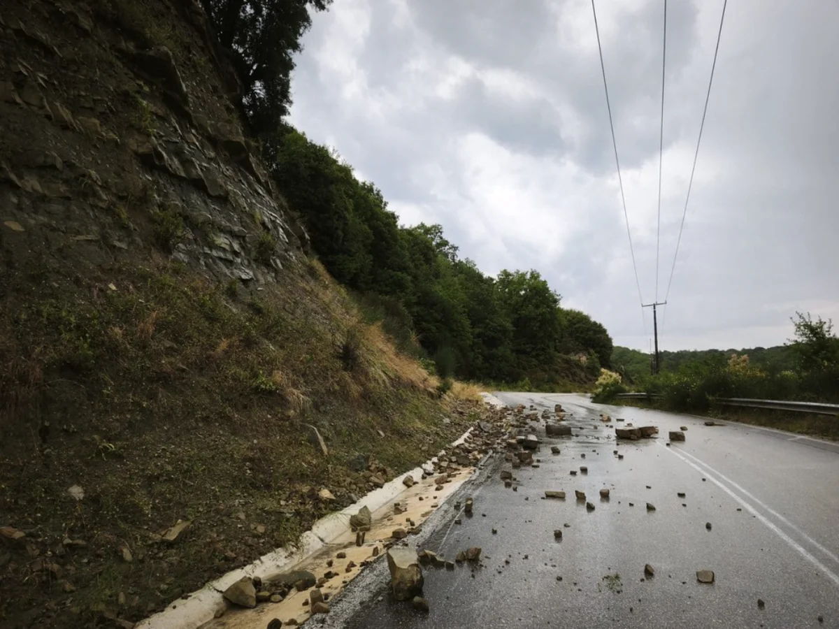 Εκτεταμένη κατάπτωση λίθων στον δρόμο προς Ψήνα 1 dromos kataptoseis