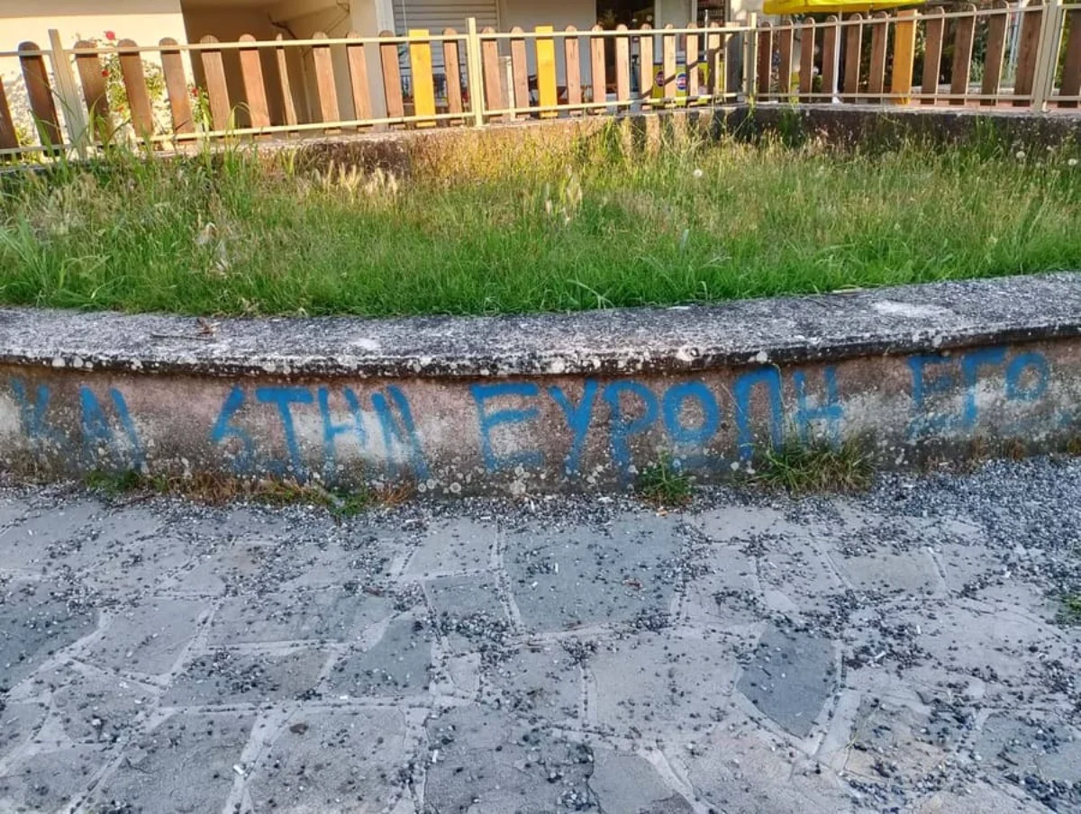 Εγκατάλειψη, φθορές και χόρτα στην παιδική χαρά του Βοτανικού 1 paidiki votanikos
