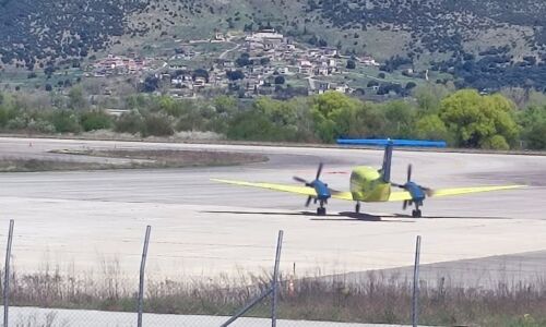 dakomidi aerodromioο ασθενής παρελήφθη από ασθενοφόρο για να μεταφερθεί στο νοσοκομείο.