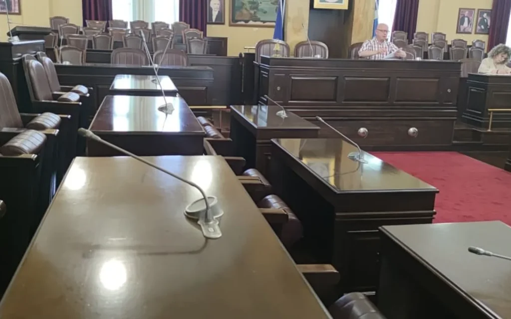 dimotiki epitropi ()