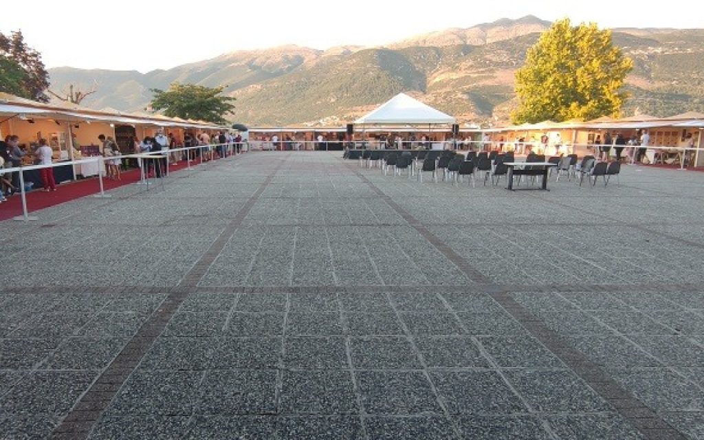 ektesi topikon plateia mavili