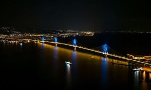 gefyraΣτα χρώματα της Ευρωπαϊκής Ένωσης φωταγωγήθηκε το βράδυ της 8ης Μαρτίου η γέφυρα Ρίου – Αντιρρίου, με αφορμή την Ημέρα της Ευρώπης.