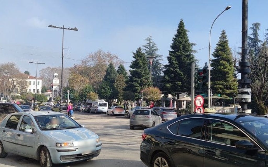 kinisi giortes censored