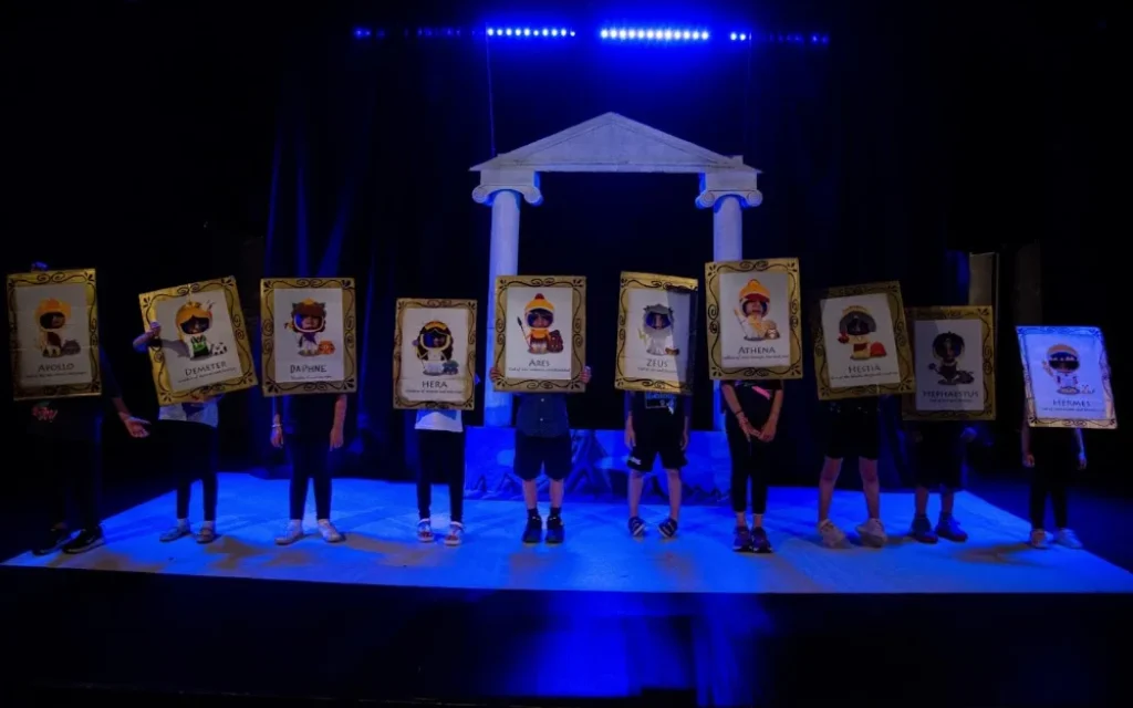 mia nixta sto mouseio