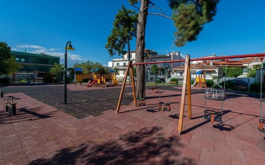 paidiki plateia skoufa