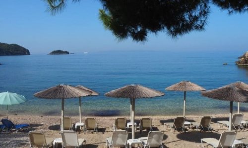 paralia epirouΑπό τις αρμόδιες υπηρεσίες και κυρίως την Κτηματική ελέγχθηκαν 11 παραλίες που συγκέντρωσαν περισσότερες από 600 καταγγελίες.