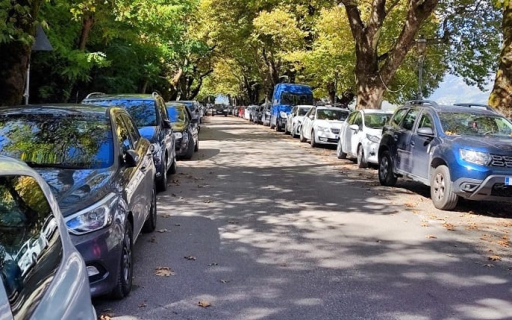 paralimnios parking