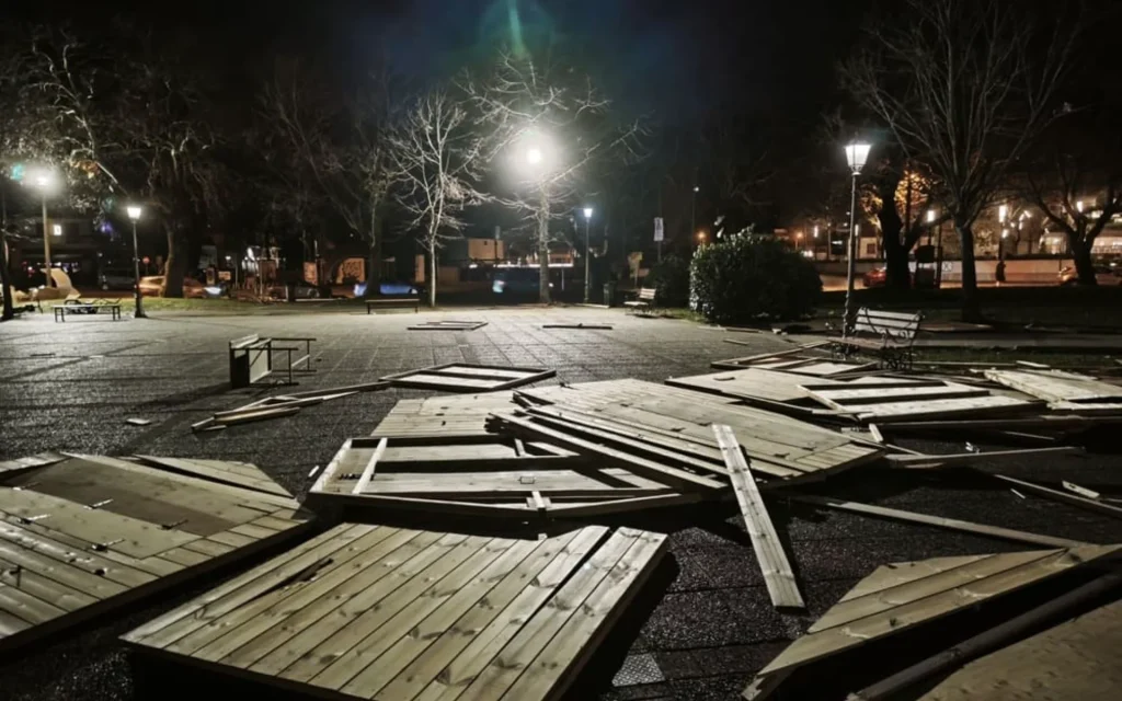 paralimnios spitakia