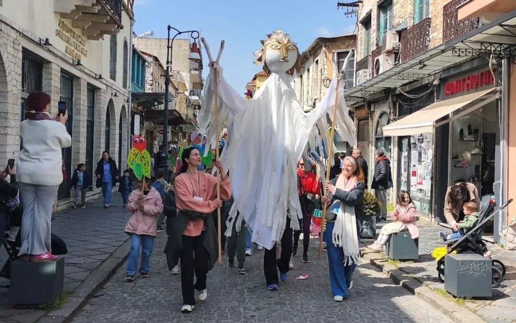 parelasi koukouteatro