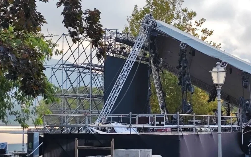 skini plateia mavili