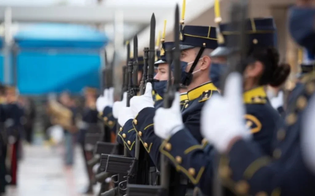 stratiotikews sxoles