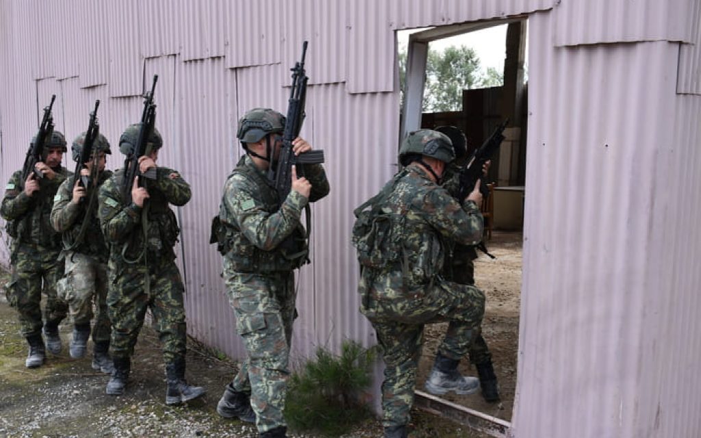 stratiotiki sinergasia