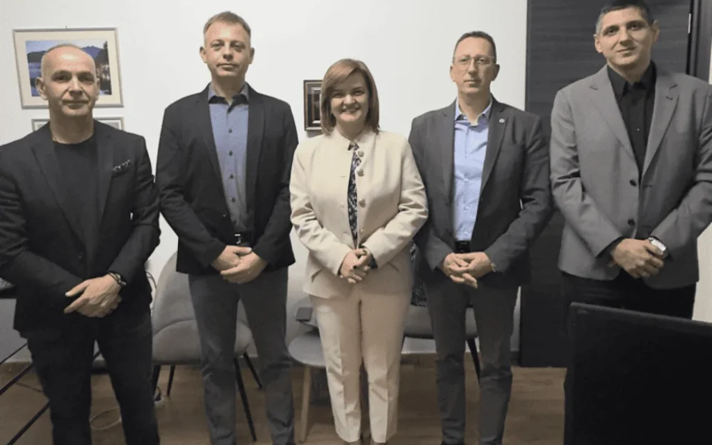 stratiotikoi kefala ()