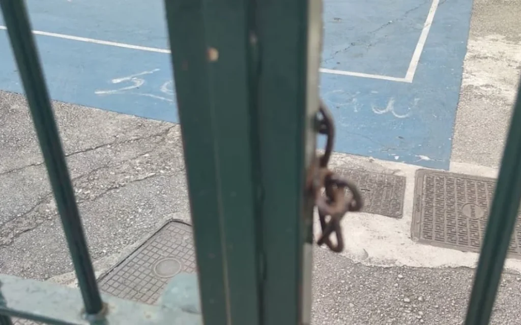 sxoliki auli kleidomeni