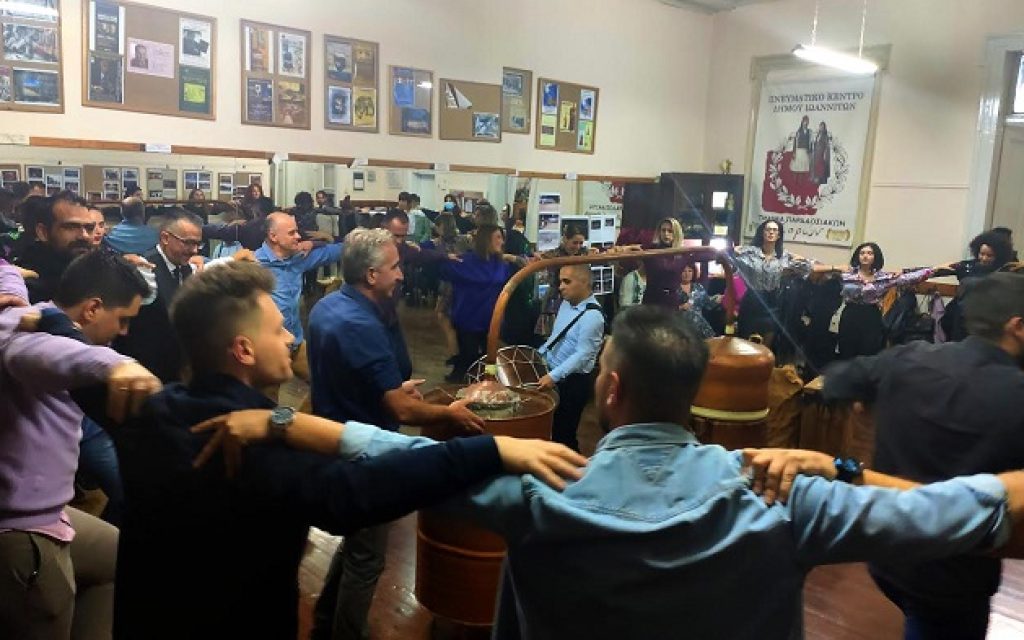 tmima paradosiakon tsipoura